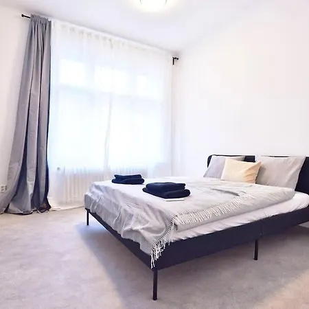 Airy & Bright Flat In Dejvice By Castle * Praga