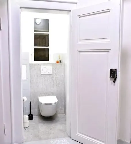 Airy & Bright Flat In Dejvice By Castle Appartement *