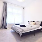 Airy & Bright Flat In Dejvice By Castle * Prague