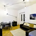 Airy & Bright Flat In Dejvice By Castle פראג