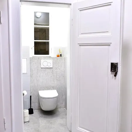 Airy & Bright Flat In Dejvice By Castle شقة *